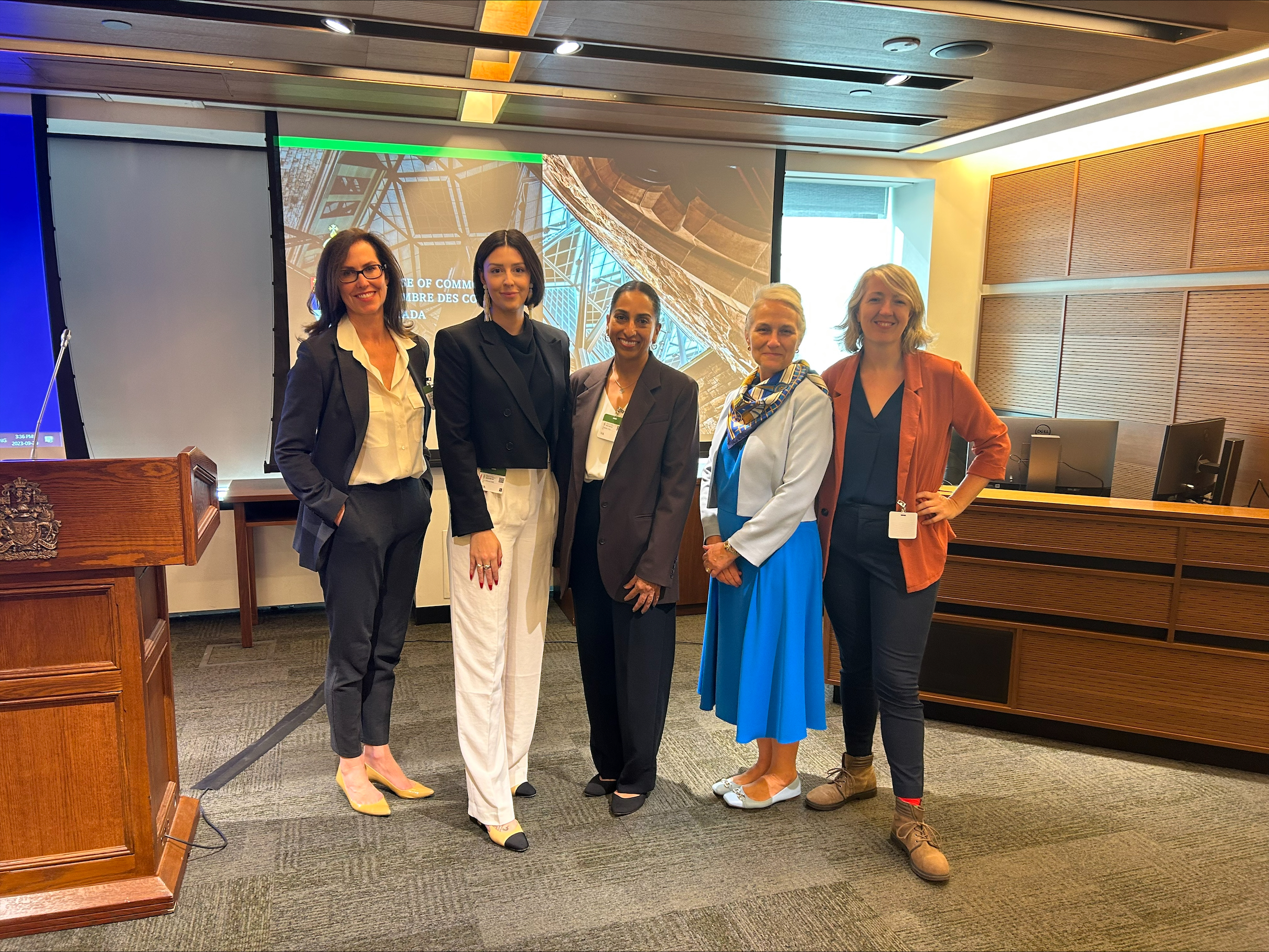 Photo (de gauche à droite): Dre Amanda Black, présidente de la SOGC ; Lee Allison Clark, de l'Association des femmes autochtones ; Dre Rupinder Toor, médecin et fondateur du projet EmpowHER ; Dre Wendy Norman de CART UBC et Kelly Bowden, d'Action Canada.