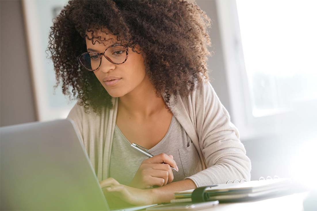  Femme travaillant devant un ordinateur portable 