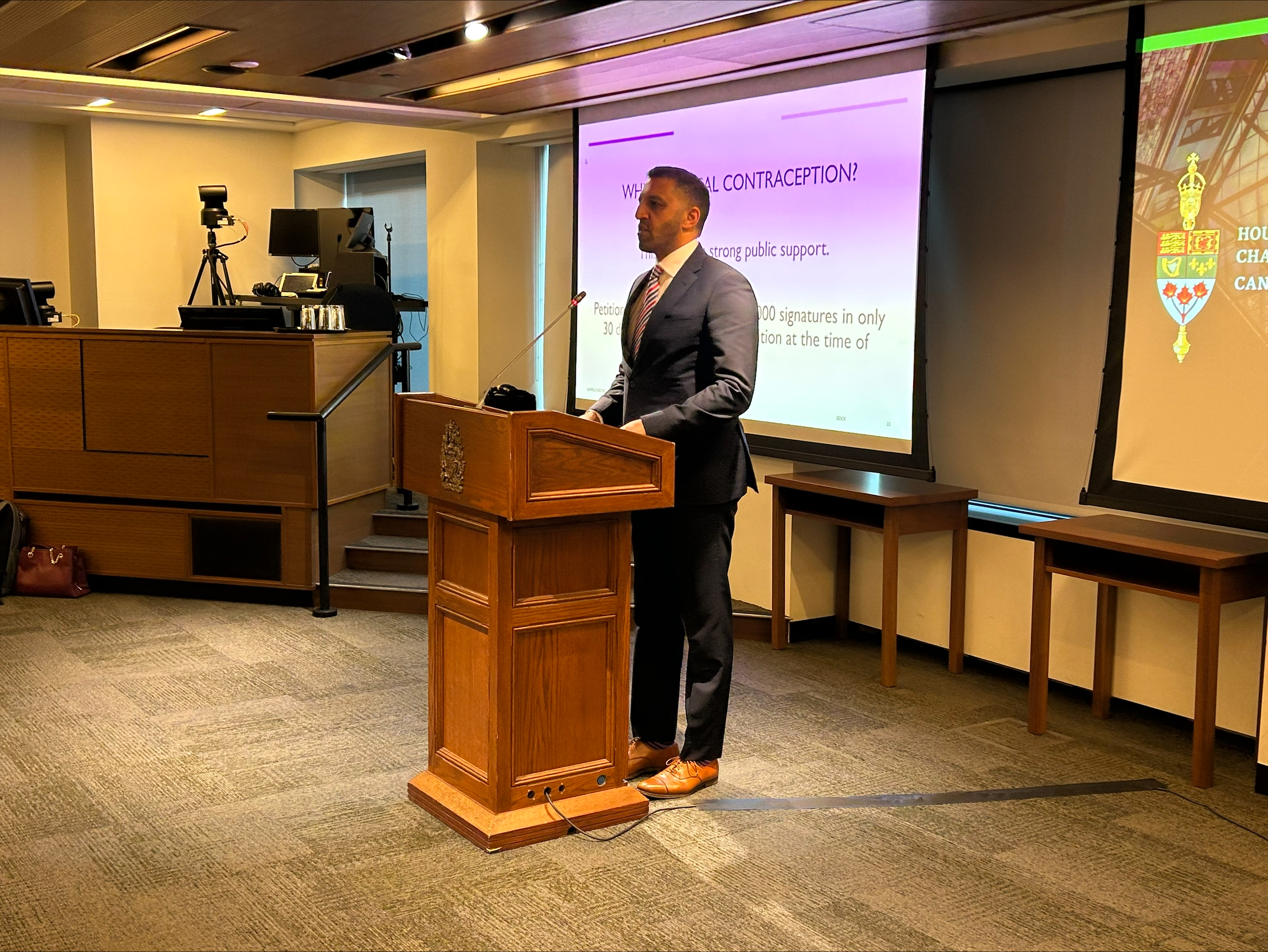 M. George Chahal (Calgary Skyview), membre du parti Libéral du Canada, accueille des membres de diverses organisations pour discuter de l'accès universel à la contraception au Canada.